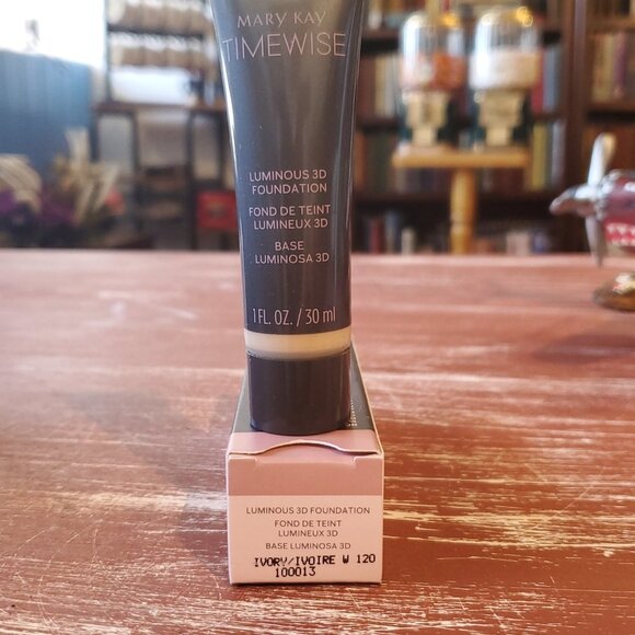 Ivory W 120 (Warm)  Luminous 3D Foundation  Normal to Dry Skin  TimeWise® - Picture 1 of 4